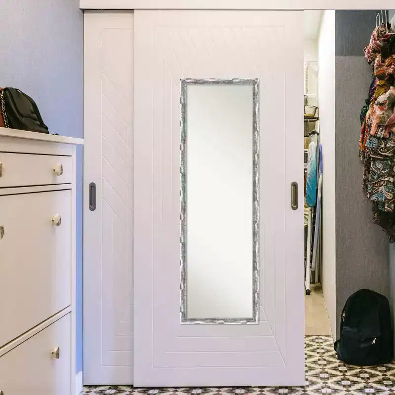 Specchio a figura intera per porta con cornice cromata a onda, con graffi: cornice in polistirene, nessun assemblaggio richiesto