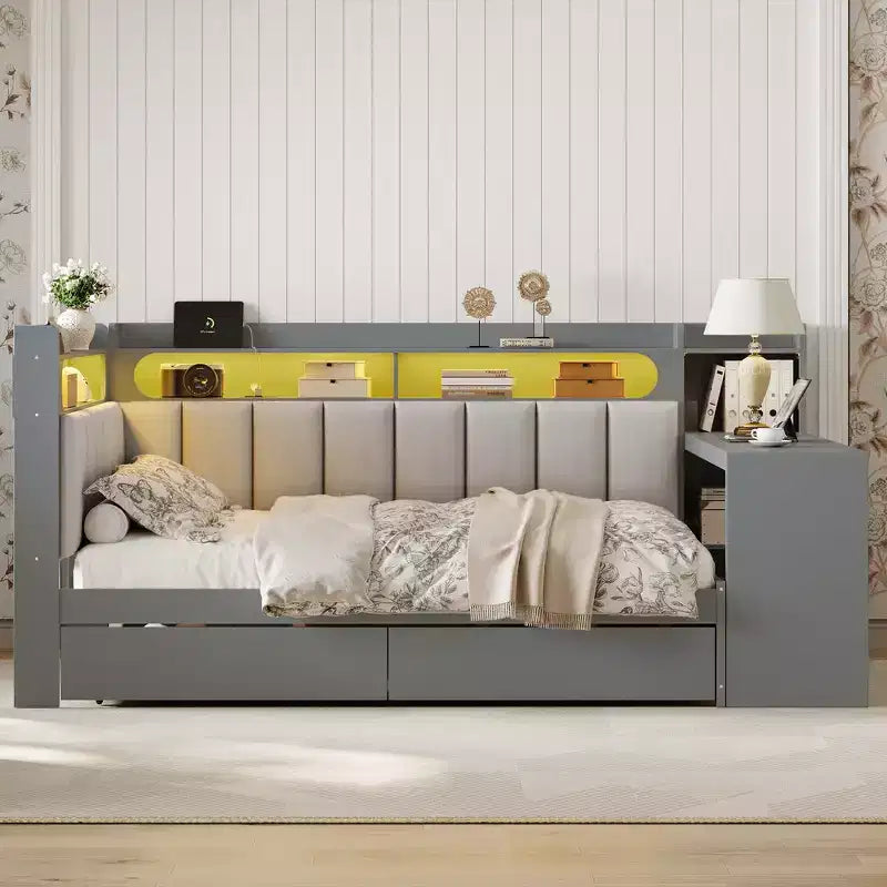 Divano letto matrimoniale con ripiani portaoggetti, cassetti, stazione di ricarica, luce a LED, scrivania, testiera e schienale imbottiti