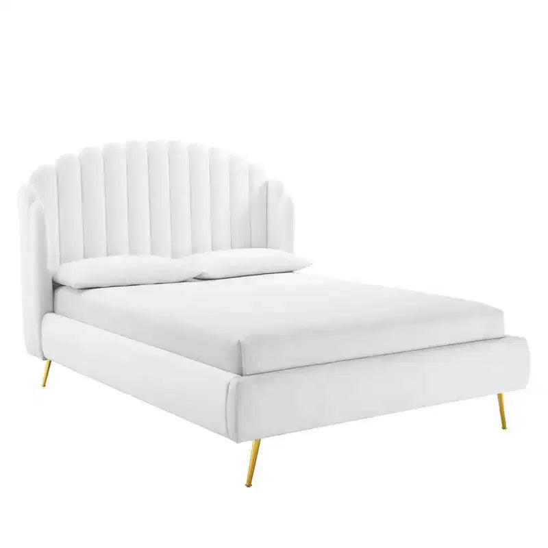 Letto a piattaforma con testiera ad ali e rivestimento in velluto