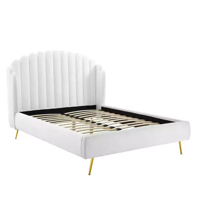 Letto a piattaforma con testiera ad ali e rivestimento in velluto