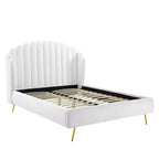 Letto a piattaforma con testiera ad ali e rivestimento in velluto