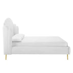 Letto a piattaforma con testiera ad ali e rivestimento in velluto