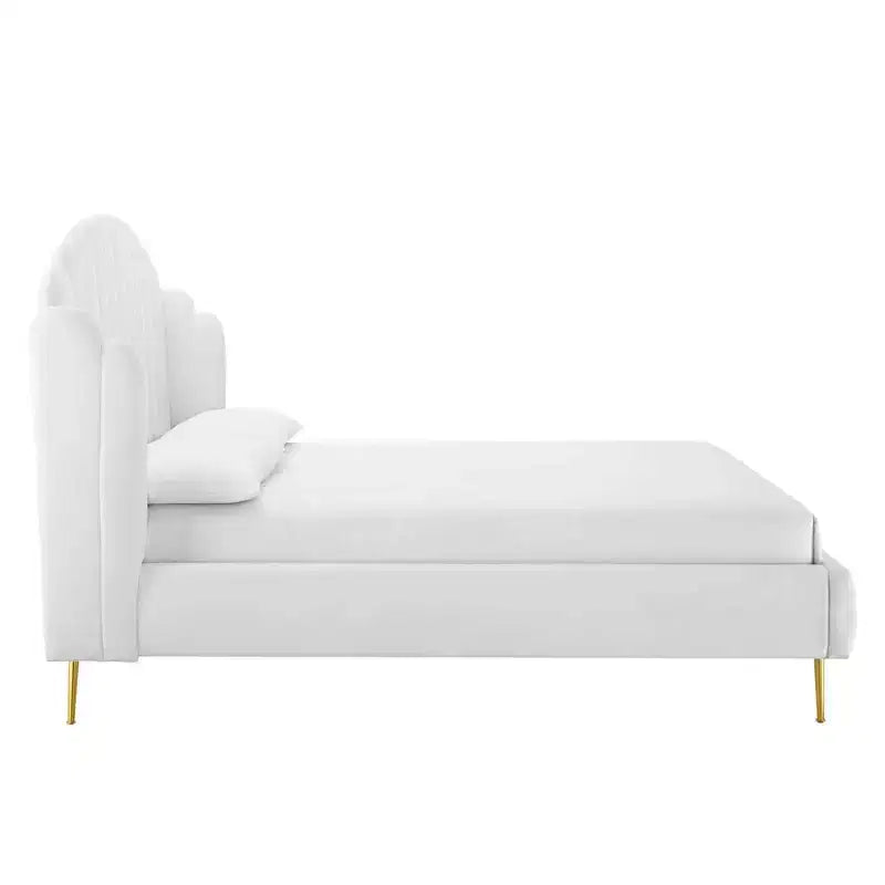 Letto a piattaforma con testiera ad ali e rivestimento in velluto