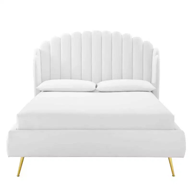 Letto a piattaforma con testiera ad ali e rivestimento in velluto