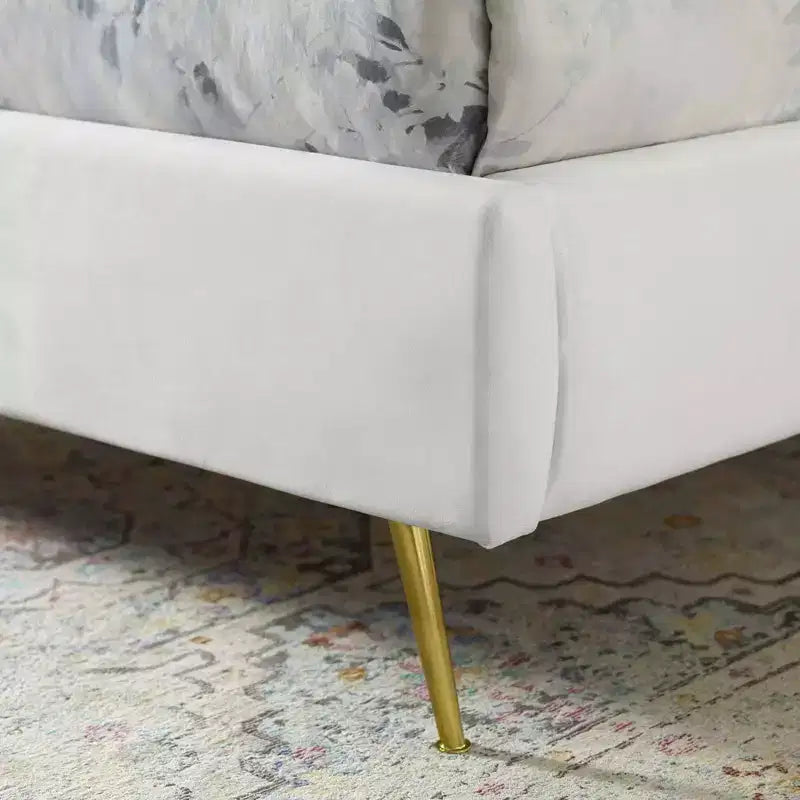 Letto a piattaforma con testiera ad ali e rivestimento in velluto