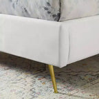 Letto a piattaforma con testiera ad ali e rivestimento in velluto