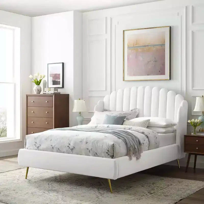 Letto a piattaforma con testiera ad ali e rivestimento in velluto