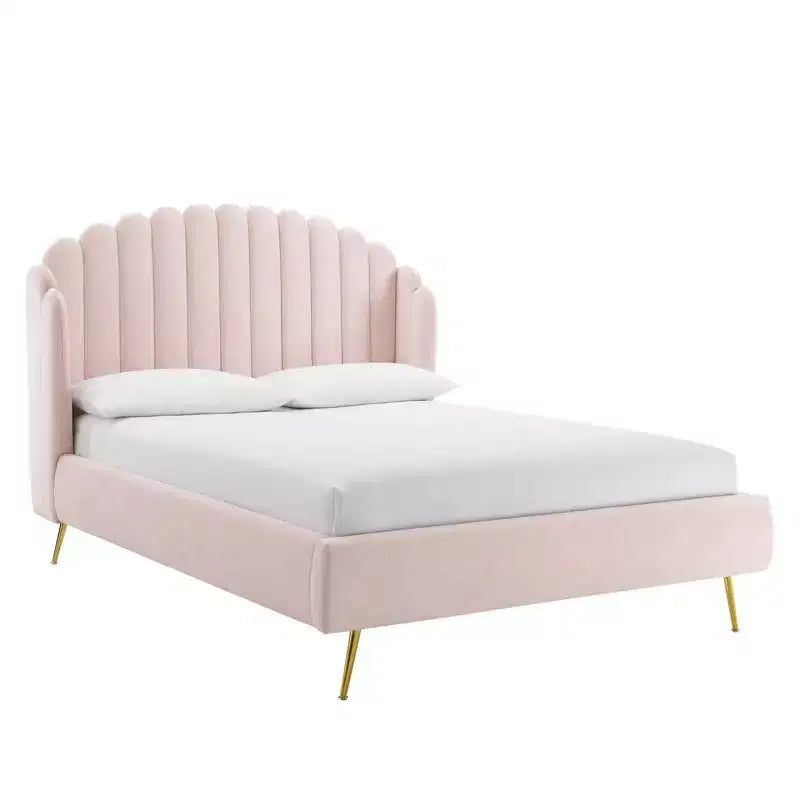 Letto a piattaforma con testiera ad ali e rivestimento in velluto
