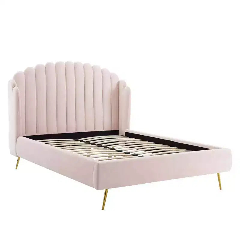 Letto a piattaforma con testiera ad ali e rivestimento in velluto