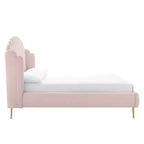 Letto a piattaforma con testiera ad ali e rivestimento in velluto