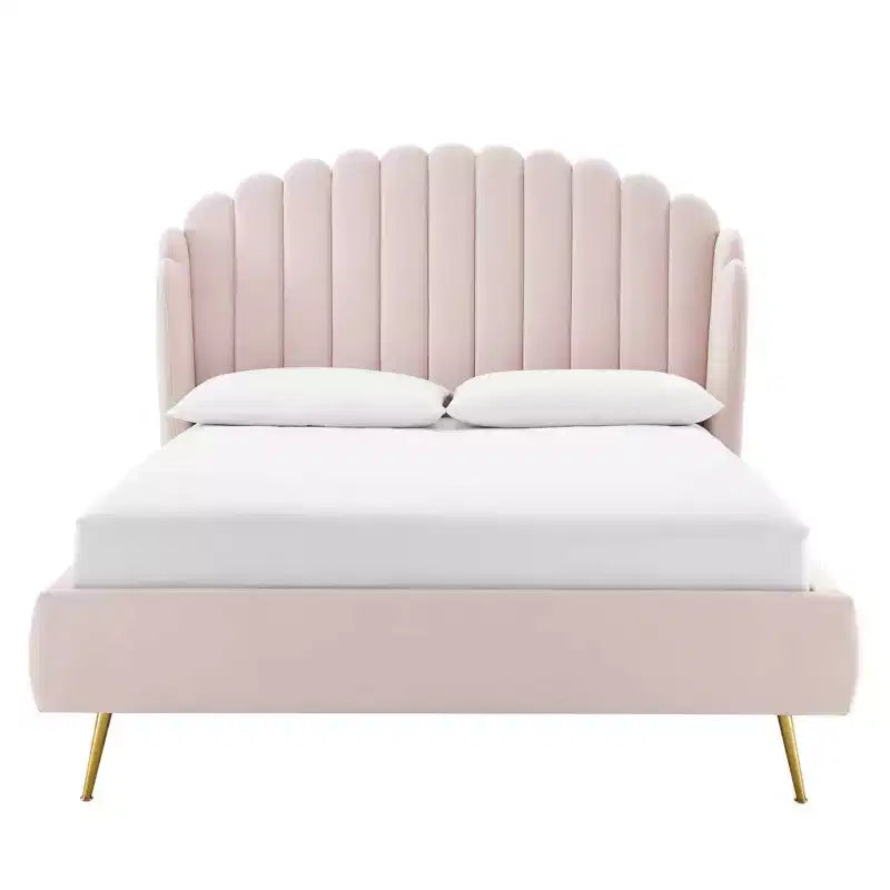 Letto a piattaforma con testiera ad ali e rivestimento in velluto