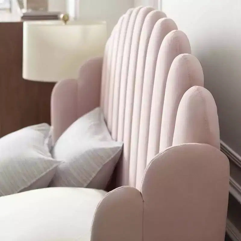 Letto a piattaforma con testiera ad ali e rivestimento in velluto
