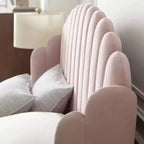 Letto a piattaforma con testiera ad ali e rivestimento in velluto