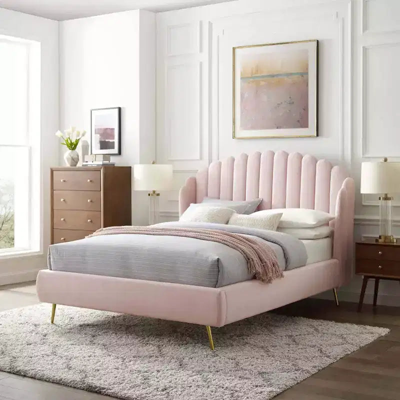 Letto a piattaforma con testiera ad ali e rivestimento in velluto