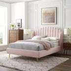 Letto a piattaforma con testiera ad ali e rivestimento in velluto