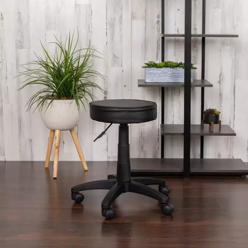 Sgabello medico nero regolabile su ruote con sedile ergonomico sagomato